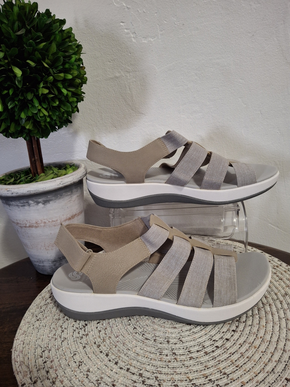 Cloudsteppers by Clarks Beige/gray Strappy Sandals Size 11.